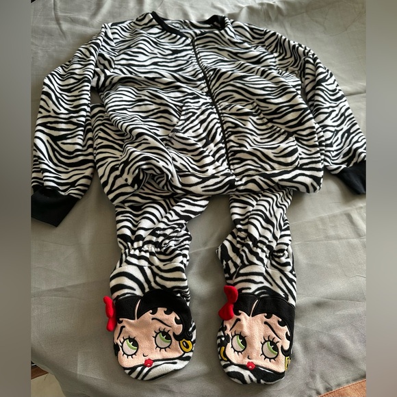 New Betty Boop Onesie - Picture 2 of 7